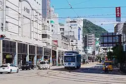 中央橋より望む。電車通り(春雨通り)の左手が浜町。右手は銅座町。