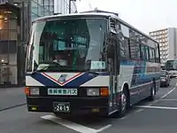 多客期には西鉄観光バス(左・画像は過去続行便として運行されていた西鉄バス二日市)や長崎県交通局(右)による続行便が運行される