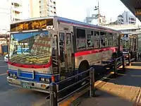 上野がデザインした旧塗色(左)と84年以降採用の新塗色(右)