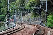 駅ホームから千頭方面をみる、アプト式電気機関車の留置線があり電気機関車が留置中。