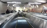 半蔵門線ホームへ降りるエスカレーター
