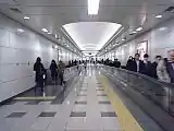 南北線ホームへ向かう動く歩道
