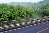 秩父鉄道より望む葉暮橋と玉淀湖。