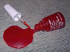 こぼしたマニキュア