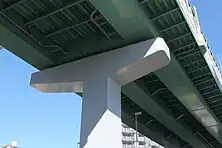 梁のある橋脚(画像左)と梁がない剛結タイプの橋脚(画像右)。梁を省略することで空間に広がりが出て圧迫感が軽減される。