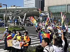 錦通を行進