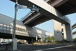 国道302号と直交する(直上は名古屋南JCT)