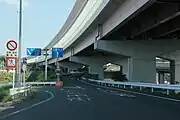 出口料金所通過後、県道50号と国道23号豊明方面への分岐路が現れる。