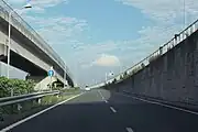 名古屋高速・名二環→伊勢湾岸下りと大府IC・中部国際空港方面へのランプウェイ。名古屋南IC入口からのランプが左から合流