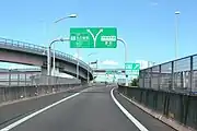 側道における名古屋南IC出口（左）への分岐部。直進すると豊田方面行き本線に流入する