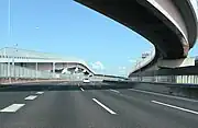 上り本線。左のランプは名古屋南IC出口への道路、本線を横切るのは名高速と名二環への下りランプ