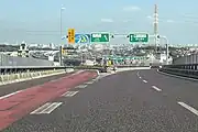 伊勢湾岸（下り）ランプウェイ上の名二環と名古屋高速方面への分岐路。左側遠くに大高ICを望む。
