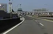 名二環・名古屋高速からの路線に左から東名阪自動車道名古屋西IC入口からの路線が合流奥は東名阪自動車道の料金所