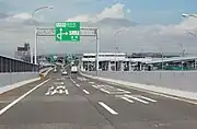 名古屋高速5号万場線から東名阪自動車道、名二環方面を望む（右は千音寺料金所）
