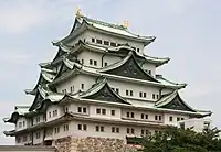 名古屋城復興天守下から2層目は比翼千鳥破風、第3層は大千鳥破風、第4層は軒唐破風。