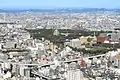 名古屋城のはるか奥の名二環を望む。手前の高架道路は名古屋高速都心環状線。城の右側の上下二層式道路は名古屋高速1号楠線で楠JCTにて名二環に連結する。