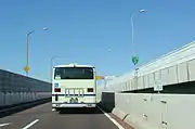 大高線を走行する市バス高速1号系統（大高オンランプ）
