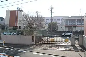 名古屋市立滝川小学校を校門側から撮影した写真