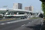 出口付近（左からのループ道路は東名高速名古屋ICのオフランプ）。長久手方面へのグリーンロードと接続。