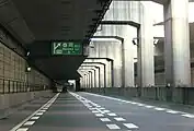 半地下部の光景(2号東山線)。直上に鏡ヶ池線が通る。