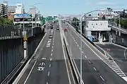 画像左側が吹上東入口で右側が吹上西入口。(IC流入部直後の分岐路は丸田町JCTで都心環状線に連絡)