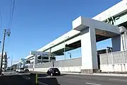 一宮東出口付近。半分未供用の橋脚が立ち並ぶ。