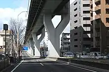 国道41号の片側3車線箇所(画像左)と片側2車線箇所(画像右)。片側2車線区間では民地との離隔を取るために橋桁を上下方向に振り分けることで圧迫感軽減に努めた。