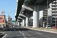 国道41号の片側3車線箇所(画像左)と片側2車線箇所(画像右)。片側2車線区間では民地との離隔を取るために橋桁を上下方向に振り分けることで圧迫感軽減に努めた。