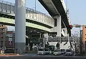 起点の東片端JCT。都心環状線から合流して直ちに段違い式二層区間に入る。