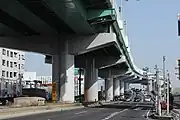 新川中橋付近で上流側に大きく迂回する(画像奥)。