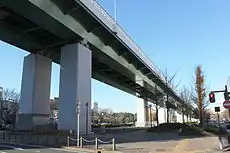 3号大高線(画像左)と2号東山線(画像右)。若宮大通区間では画像左のT型橋脚をやめて梁なし2柱式となり公園デザインと高架構造が一体となるようなデザインが採用された。また、箱桁は逆台形式、排水管も橋脚に内蔵するなど景観にこだわりを持った。