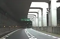 首都高速中央環状線の上下線分離方式の高架2層構造（画像左）と2号東山線の半地下構造（画像右）。都心環状線の計画段階ではこのタイプが考案された。