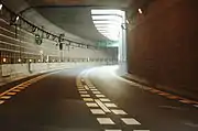壁一面に設置された吸音パネル。路面は低騒音舗装。