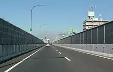 大高線(画像左)と万場線(画像右)の防音壁。初期のタイプは全面防音パネルで日照遮断の課題が残ったが、後年建設された他路線では透光性パネルを使用して日照に配慮した。