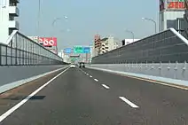 大高線(画像左)と万場線(画像右)の防音壁。初期のタイプは全面防音パネルで日照遮断の課題が残ったが、後年建設された他路線では透光性パネルを使用して日照に配慮した。