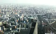 起点の新洲崎JCT（左）と隣接する六反跨線橋（右）。
