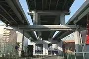 六反跨線橋 - 新洲崎JCT間の渡り線対応の橋脚。奥が六反跨線橋。中央が本線、左右が渡り線の2橋。