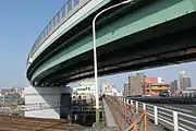 跨線橋西側の橋脚。