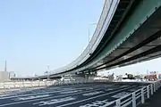 ここでクレーンにより橋桁を持ち上げて左右橋桁を接合した。