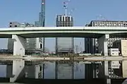 橋脚間は概ね100 - 130mで通常の倍の長さ。
