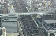 六反跨線橋。鉄道線と並行する左の道路は名駅通。