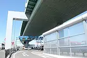 古城交差点における国道22号の遮音壁と高速道路裏面の吸音版。