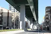 愛知県道63号の一部は片側2車線に減少。その狭い空間を広く見せるために剛結構造を採用した。この下には市営地下鉄鶴舞線が通る。