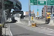 鳥見町入口は横断通路確保のためにオンランプをかさ上げして段差を付けた。