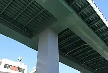 梁のある橋脚(画像左)と梁がない剛結タイプの橋脚(画像右)。梁を省略することで空間に広がりが出て圧迫感が軽減される。