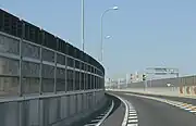 カーブ区間における先端改良型の2 m遮音壁。
