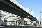 東新町交差点。15mにかさ上げされた高架と背面に設置されたルーバー