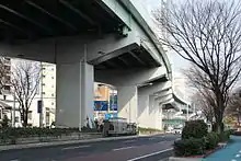 高速2号（画像左）と高速分岐2号（画像右）。同じ都心環状線を構成するも都市景観の配慮から外観が大きく異なる。画像左の橋脚はスペースデザイナーの提案によってグレーに塗装されている。画像右側の高速分岐2号は都市景観の配慮からオフホワイトで統一された。