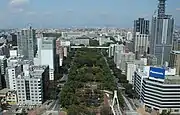 久屋大通と都心環状線。奥に愛知県庁と名古屋市役所が所在。名古屋の中枢箇所を通過する。
