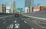 高速分岐3号で試験的に採用された透光性防音パネル（右側）